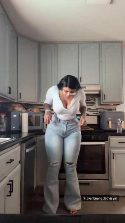 Flare jeans 🍑booty sooo big it turned on her stove 