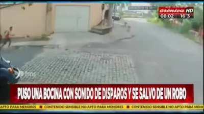 Puso una bocina con sonido de disparos y evitó un robo