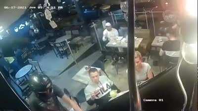 Guy keeps devouring wings despite being robbed at gunpoint