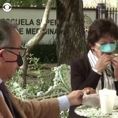 Pesquisadores mexicanos fizeram uma máscara para o nariz, que dizem reduzir o risco de infecção do coronavírus durante a refeição e a fala. É como fazer uma camisinha somente para a glande.