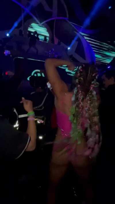 who will I see at the hardstyle stage at ultra Sunday? throwback to going absolutely nuts for SZP at EDC last year lol