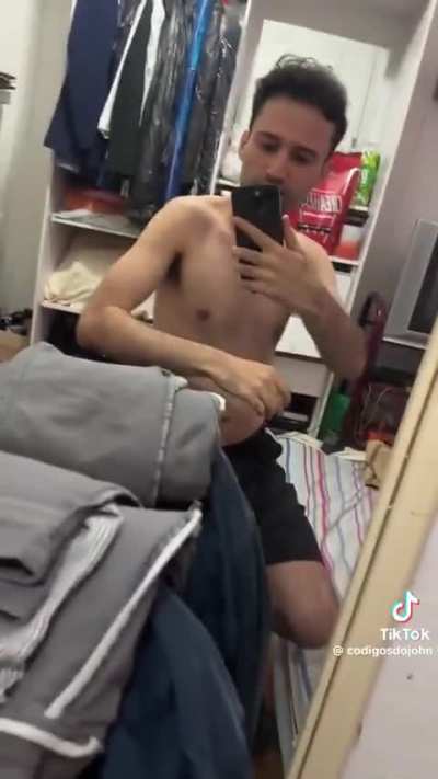 O cara usa camiseta com enchimento pra melhorar o shape e pegar mulher kkkkkkkk