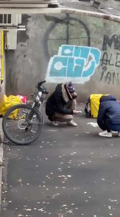 De ce întârzie comanda...