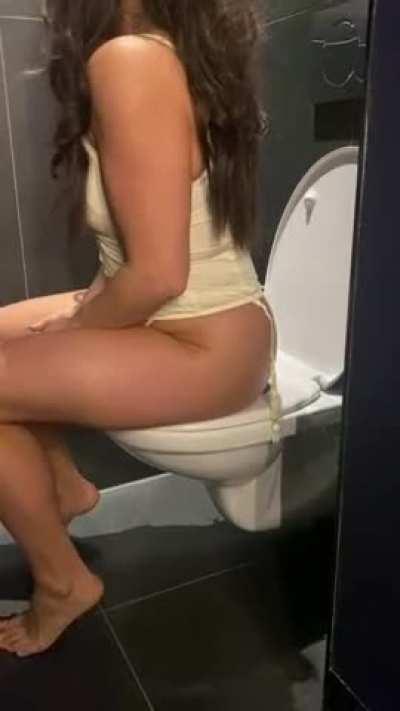 Stinky farts on the toilet 🤭