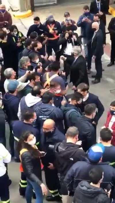 Mientras la Bonaerense rodea la quinta de Olivos, el Presidente, Axel y Mayra Mendoza reparten saludos en Quilmes