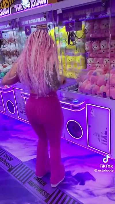 Claw machine playday @octobooty