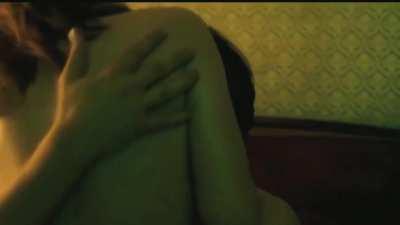 Should threesomes be the norm when it comes to sex? Kristen Stewart showing us how itâs done!