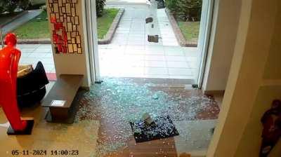 Rompió la puerta de vidrio de un local y robó una bicicleta fija (Palermo, CABA)