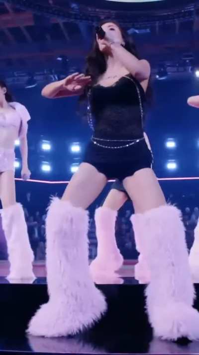 251015 - Jihyo at the Victoria's Secret show had a crazy STRATEGY