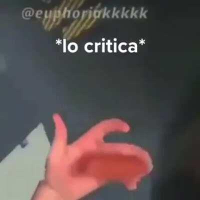 *lo critica*