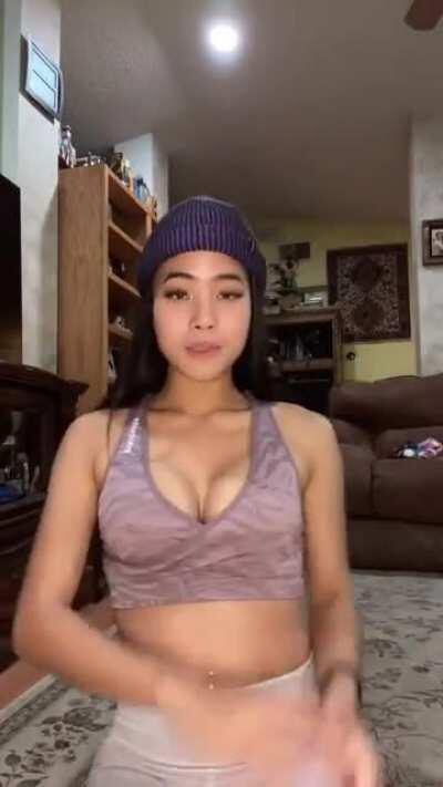 She make it clap 👏 with her pectoral muscles