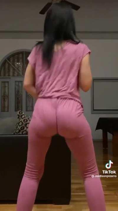 The epic Jiggly ass on Tik Tok right now 😫🥜💦