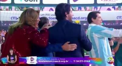 A facilidade do Alexandre Pato acertando o gol na cesta mesmo com sapato social!