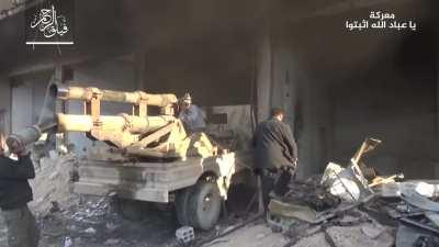 Syrian opposition uses an elaborate homemade flatbed howtizer