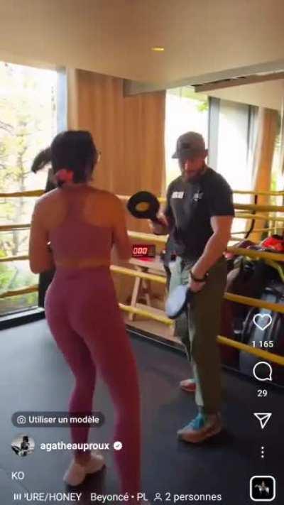 Putain elle est trop bonne en legging