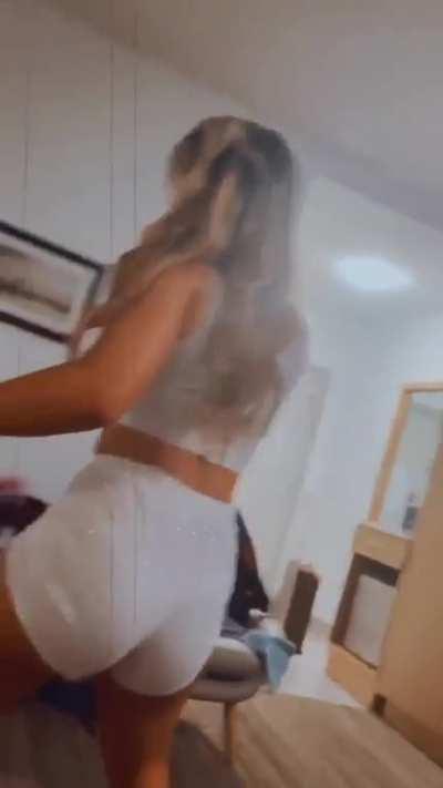 That time Tay Melo gave us a nice little Booty Shake Show