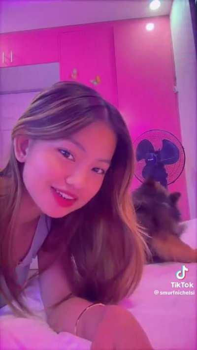 Parang may ginagawa sa likod ni chels