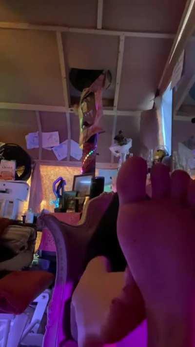 I’ve been obsessed with her i cant wait to suck her toes