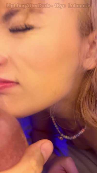 How she squishes her face… she is 18f and clearly inexperienced