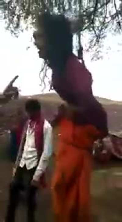 ਦਿਲ ਦਹਿਲਾਉਣ ਵਾਲੀਆਂ ਤਸਵੀਰਾਂ ਯੂਪੀ ਦੇ ਲੋਧੀਪੁਰ ਬਿਸ਼ਨੋਈ ਦੀਆਂ ਹਨ, ਜਿੱਥੇ ਹਿੰਦੂ ਭਈਆਂ ਨੇ ਇੱਕ ਲੜ੍ਹਕੀ ਨੂੰ ਦਰੱਖਤ ਨਾਲ ਲਟਕਾ ਕੇ ਕੁੱਟ-ਕੁੱਟ ਕੇ ਮਾਰ ਦਿੱਤਾ, ਸੋ ਪੰਜਾਬੀਓ ਯੂਪੀ ਬਿਹਾਰੀ ਭਈਆਂ ਦਾ ਲੋੜ ਤੋਂ ਜ਼ਿਆਦਾ ਵਿਸ਼ਵਾਸ਼ ਨਾ ਕਰਿਆ ਕਰੋ। *ਇਹਨਾਂ ਵੀਡੀਓ ਨੂੰ ਦੇਖ ਕੇ ਵੀ ਜੇ ਤੁਹਾਡੀ ਮਰੀ ਹੋਈ ਜਮੀਰ 