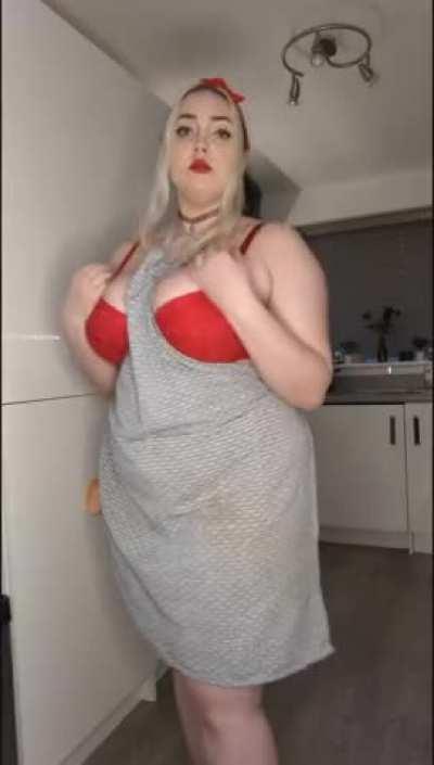 [OC] Mommy is here to make you feel better 💕 Come start the year off right with 10% off my 800 photos and over 340 vids on my Onlyfans page 😇 Dick ratings are included with every new sub 😈