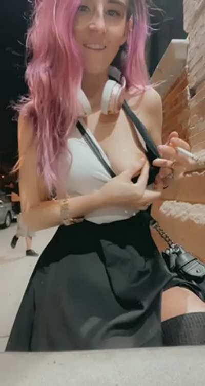 Dude behind me has no idea what’s going on lol [gif]