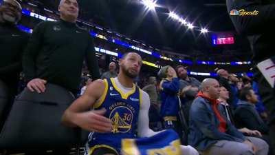 [Highlight] Steph with a lil shimmy after an exclamation basket!