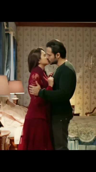 Emraan Hashmi kissing scene with kriti kharbanda 
