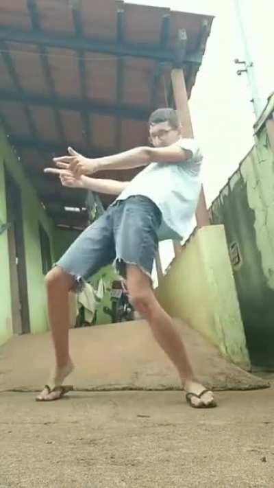 Vazou uns dos moderadores dançando