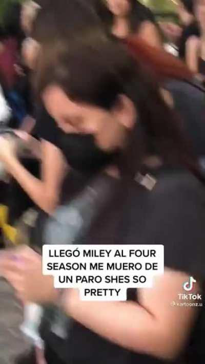 Video de hace unos días cuando Miley llegó al four seasons