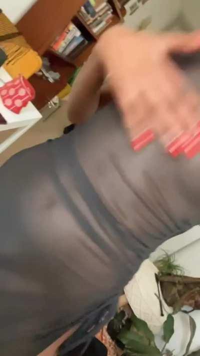 Did you see the 🐱peeking through? 😏