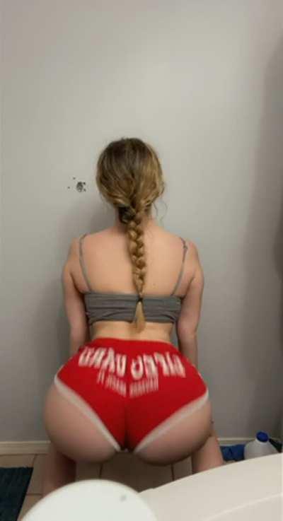 He wanna hit from the back cus I’m thick !