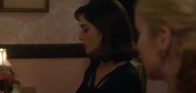 Lizzy Caplan