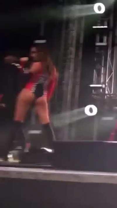 Omg, when she turns😍😍😍