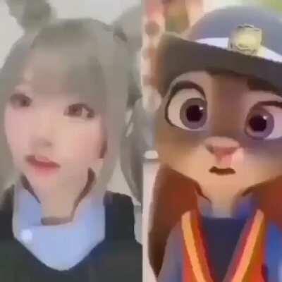 patas de chinas que andan descalzas todo el día preparando un pastel de papas mientras pela una batata con los dientes