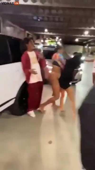 Group of women have a brawl in the parking lot.