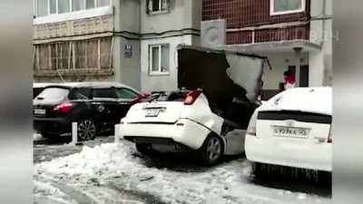 A roofing block detaches, Vladivostok, 18.11.20