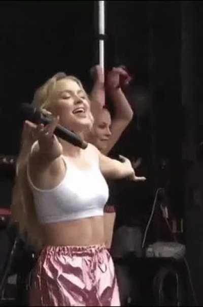 I don't know why but I really like this outfit 😁