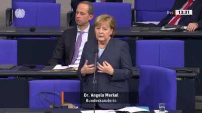 Wenn du rechten Verschwörungsblödsinn verbreiten willst, aber deine Kanzlerin einen Doktor in Quantenchemie hat.