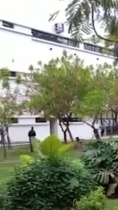 Dos presos fueron a rendir a la facultad de Humanidades y se escaparon de la custodia