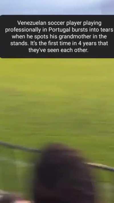 I LOVE YOU GRANDMA: Venezuelan soccer player playing professionally in Portugal bursts into tears when he spots his grandmother in the stands. It's the first time in 4 yrs that they've seen each other The way his teammates come over. (🎥:Margarita Villa)