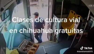 Si alguna vez se te ha cerrado un camion disfrutaras este video. I did.