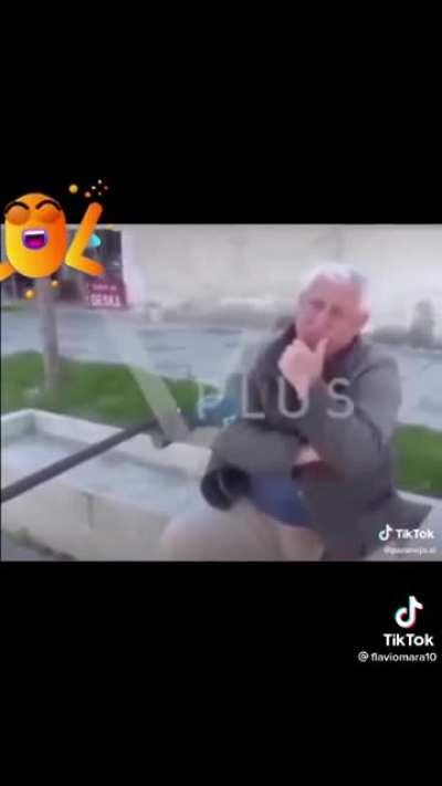 Nuk je vett o gjyshi!!