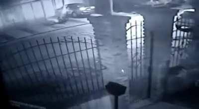 Merlo: Dos motochorros intentaron robarle el auto a un policía y se defendió a los tiros