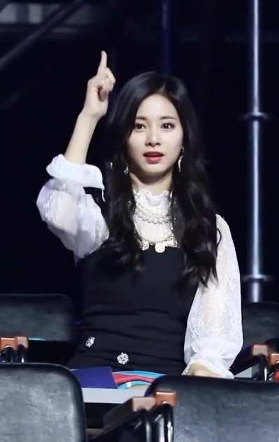 Tzuyu fingergun