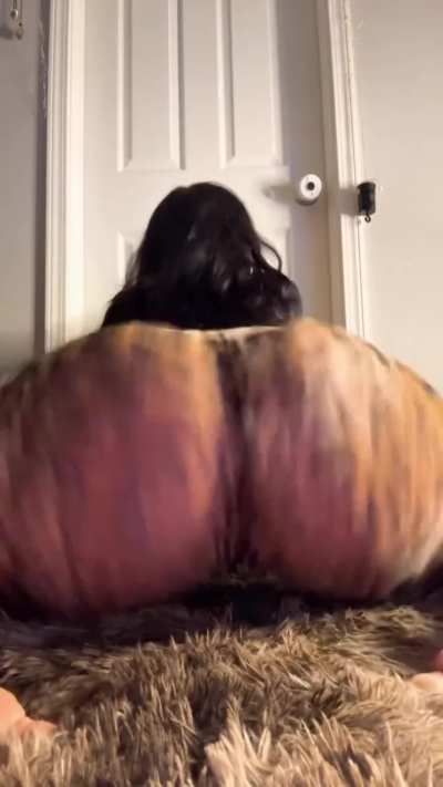 She’s taking it to the floor… and beyond 👀