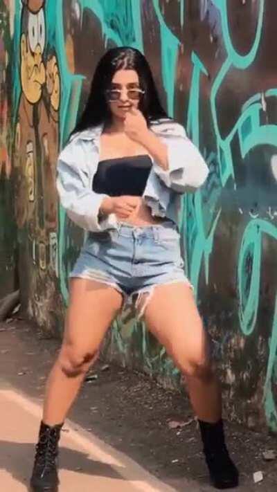 Look at her thighs shake 💦