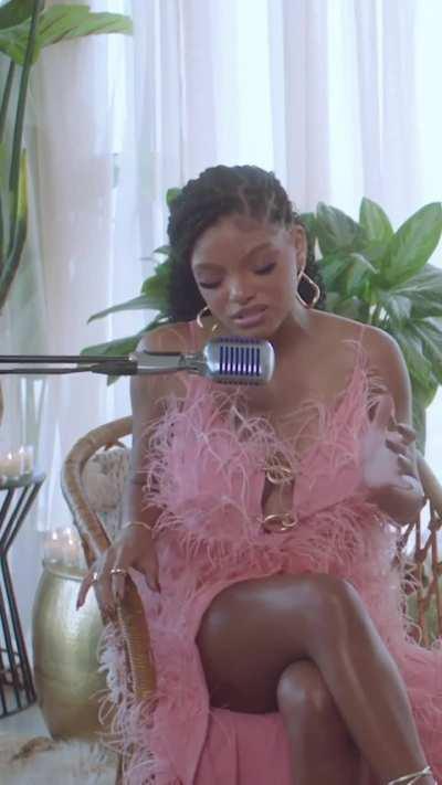 I'm so mesmerize by her singing voice. 😍 