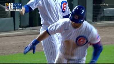 [Highlight] Willson Contreras hits a 445ft 2 run shot to take the lead back for the Cubs