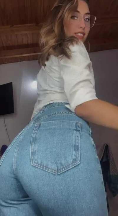 Jeans and attitude: the perfect combination for any day.